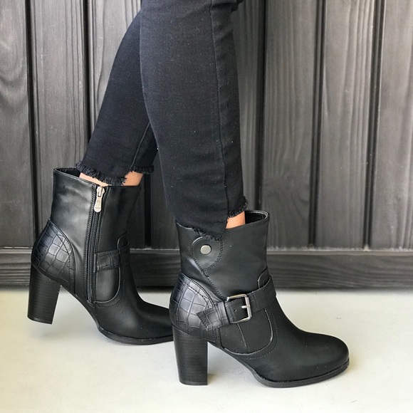 Boutique Shoes - Black Snake Embossed Belted Chunky Heel Ankle Boot